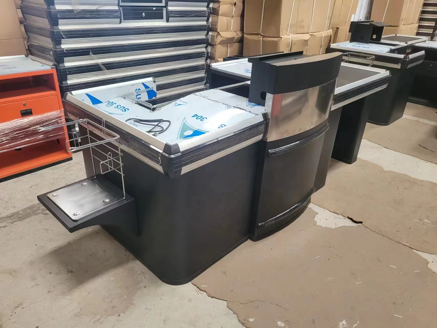 U-förmiger Kasse für den Supermarkt mit Förderband