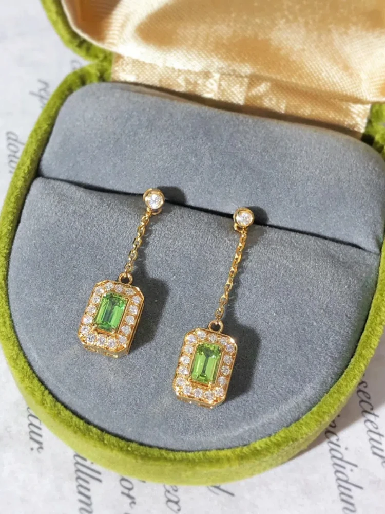 

Женские серьги-гвоздики из серебра пробы с зеленым Цирконом