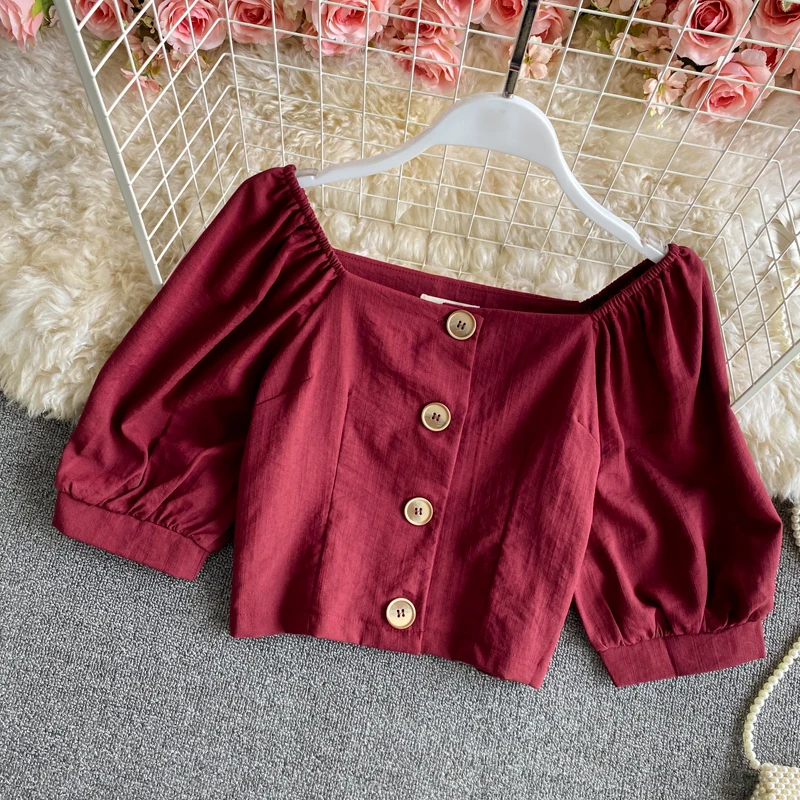 قميص أبيض بياقة مربعة وأكمام قصيرة مكشوفة الكتفين بتصميم فضفاض للنساء على الطراز الكوري بلون واحد وأكمام منتفخة