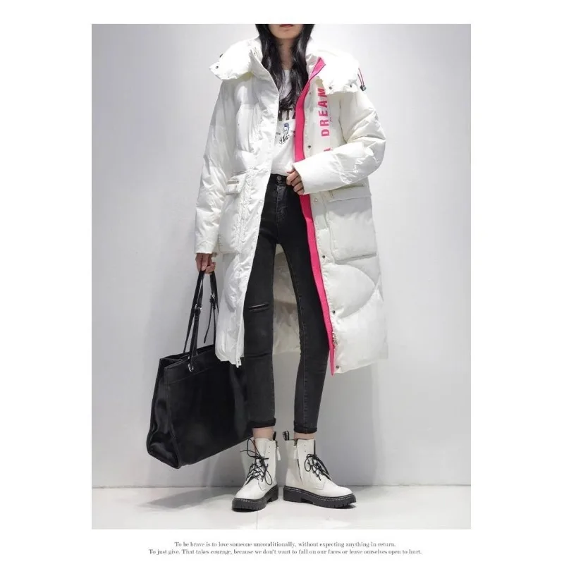 เสื้อโค้ทขนเป็ดสีขาวทรงหลวม ยาวปานกลาง หนา อุ่น สไตล์ทันสมัย พร้อมผิวสัมผัสเงางาม ไม่ต้องซัก