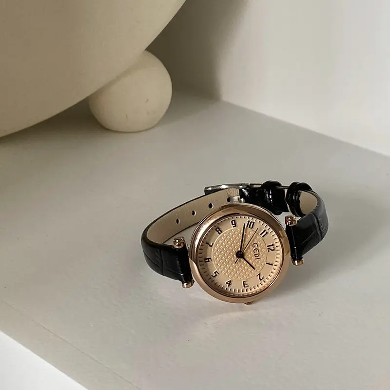 

The New WatchFeatures A Leather StrapCombiningVintage Style With ModernFashionTrends And ExudingASophisticated And High-End Feel