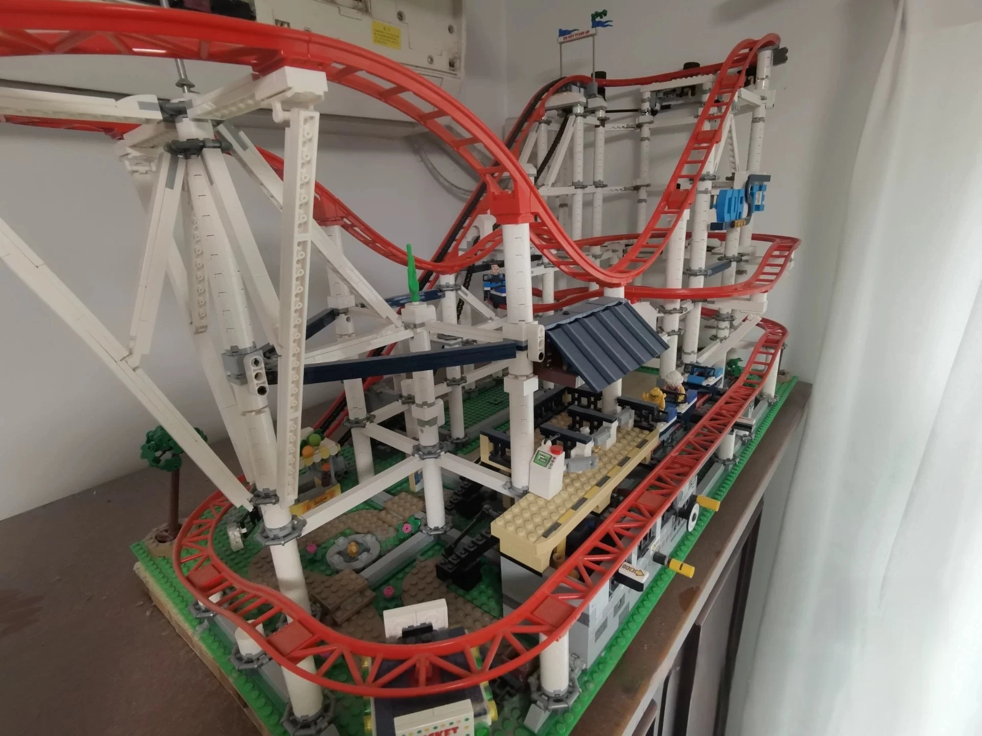 

Original Box desktop decoration 4619PCS Roller Coaster Compatible 15039 10261 Model Building Blocks Bricks Kid Birthday Gifts