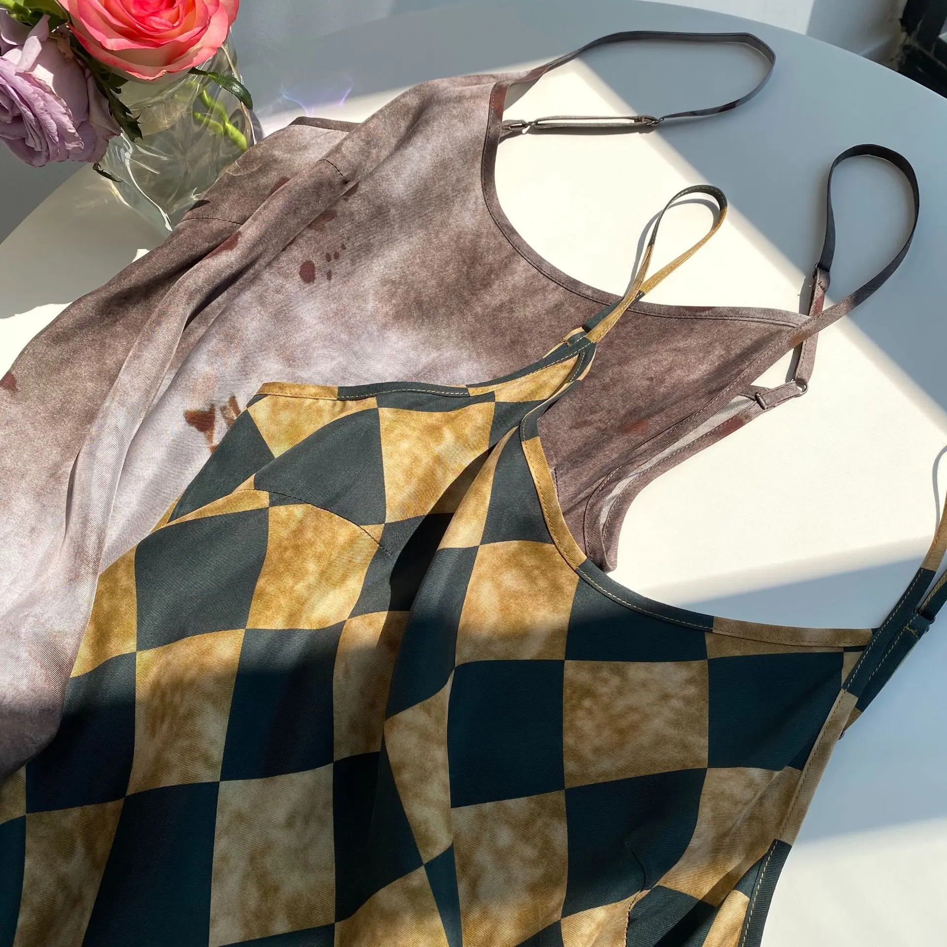 Literair en retro, gevlekt en vuil, koperen ammoniakzijde middellange en lange jarreteljurk vuile printstijl