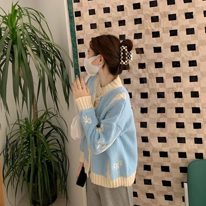 سترة كورية أنيقة مطرزة للصناعات الثقيلة للنساء سترة محبوكة متعددة الاستخدامات باللون الأزرق الحلو