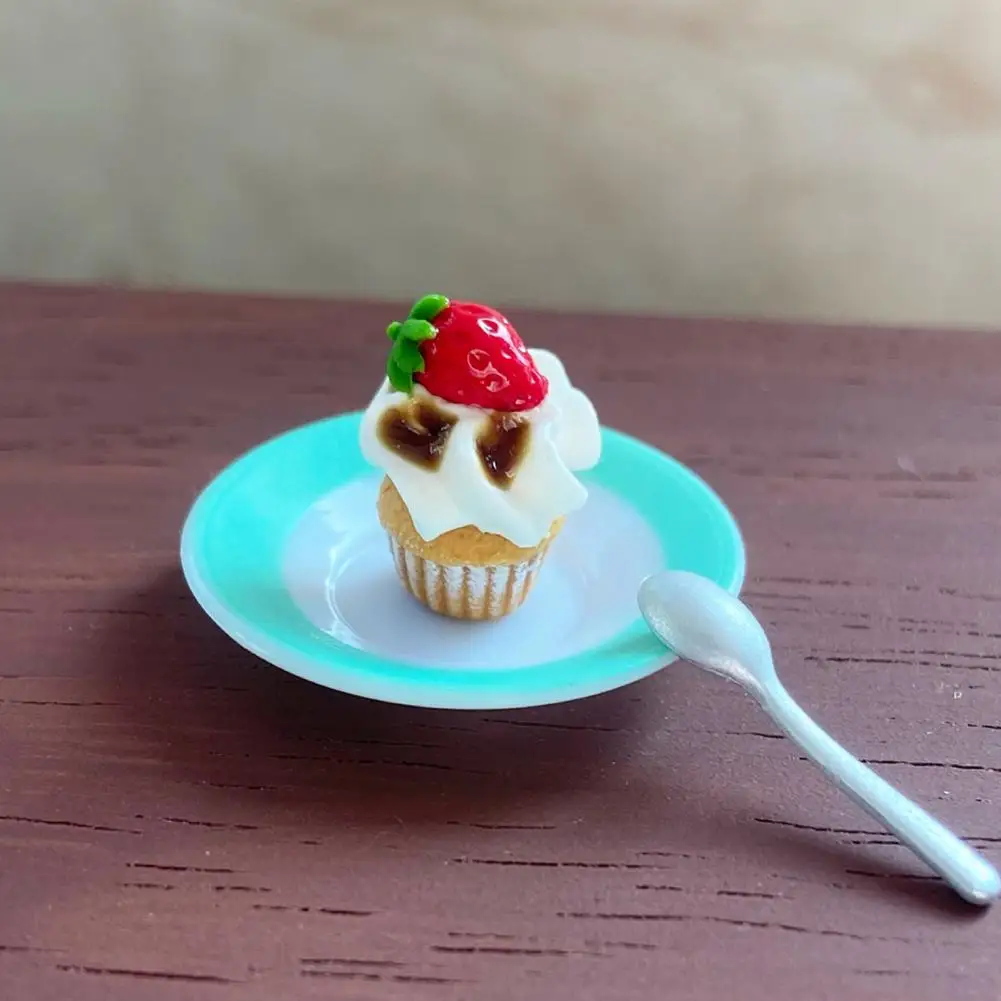 Modello realistico di cupcake Modello di cupcake in miniatura Accessori di frutta per la decorazione della casa delle bambole Simulazione di dessert in argilla