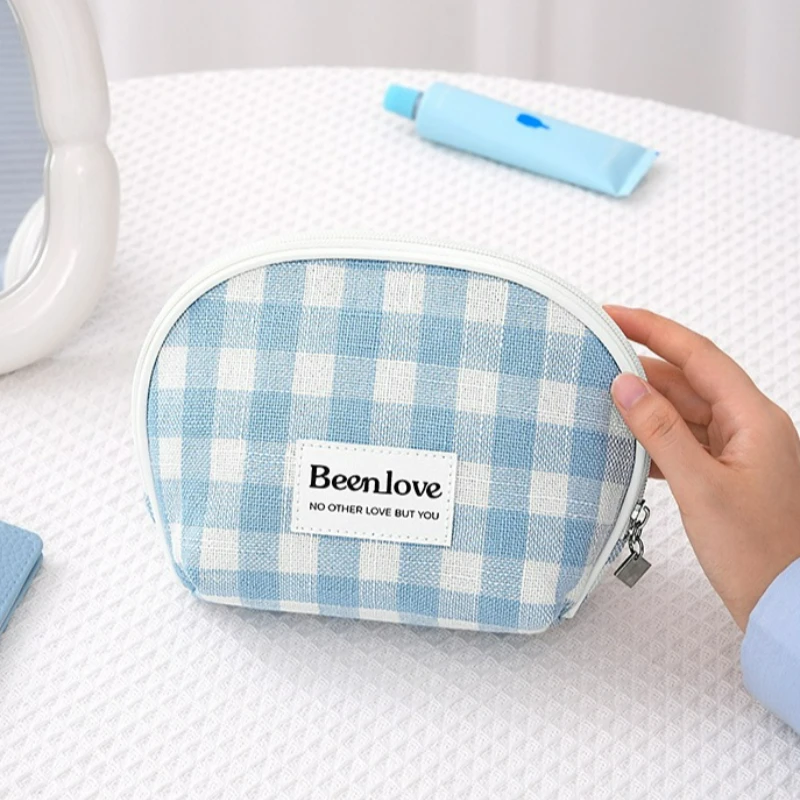 One new model hand-held toiletry bag, a portable lipstick and skincare product storage bag
