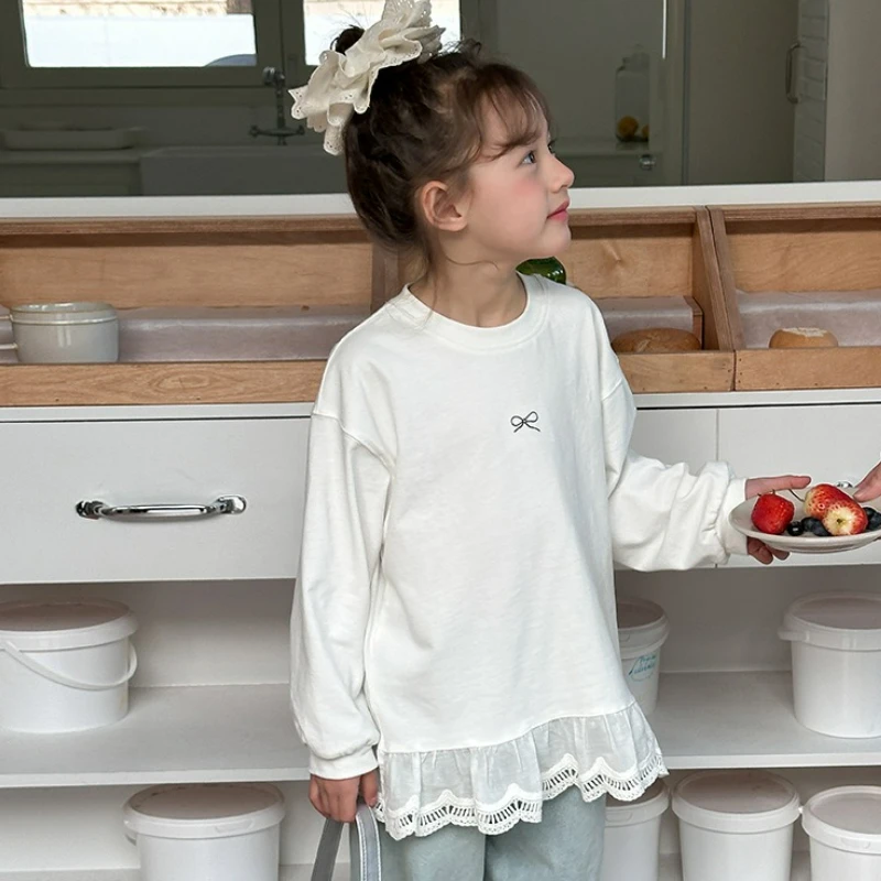 Mädchen-Hemd mit süßem Saum und Spitzenrand, trendiges Langarm-T-Shirt für Kinder mit Schleife-Aufdruck, trendige Mädchenkleidung