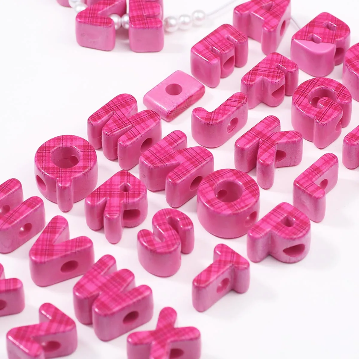 20 mm bedruckte Acryl-Buchstaben in Rosenrosa für handgefertigte DIY-Schmuckherstellung, lose Perlen für Armbänder, Halsketten und Accessoires
