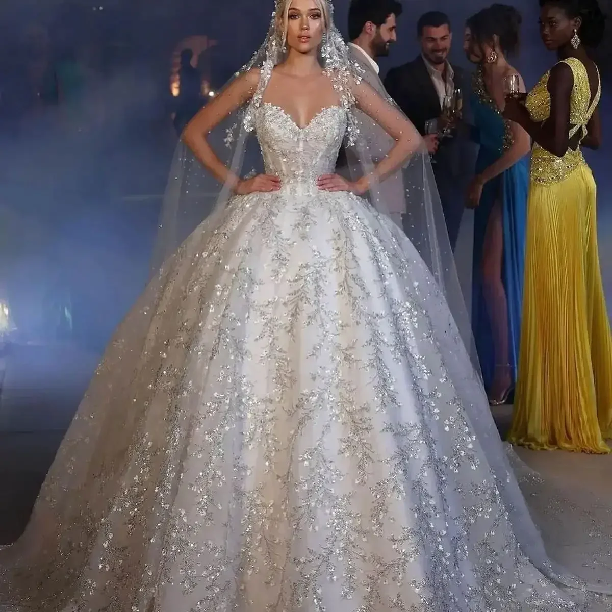 High-end Customized Graceful Wedding  Dresses Appliques Sequins Bride Ball Gown Strapless Bridal Dress Made Vestidos De Novia
