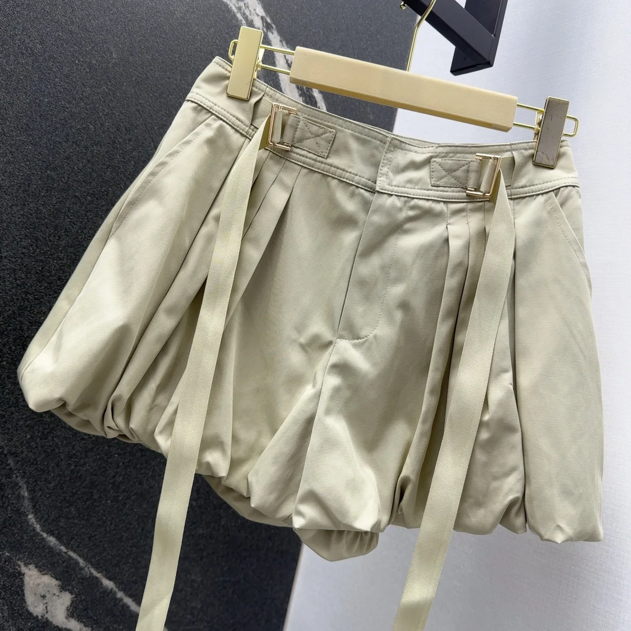 게으르고 슬림한 짧은 랜턴 플리츠 자수 반바지