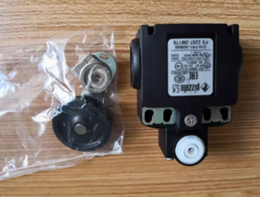 

New original Pizzato Limit switch FX 2257-2M1T6