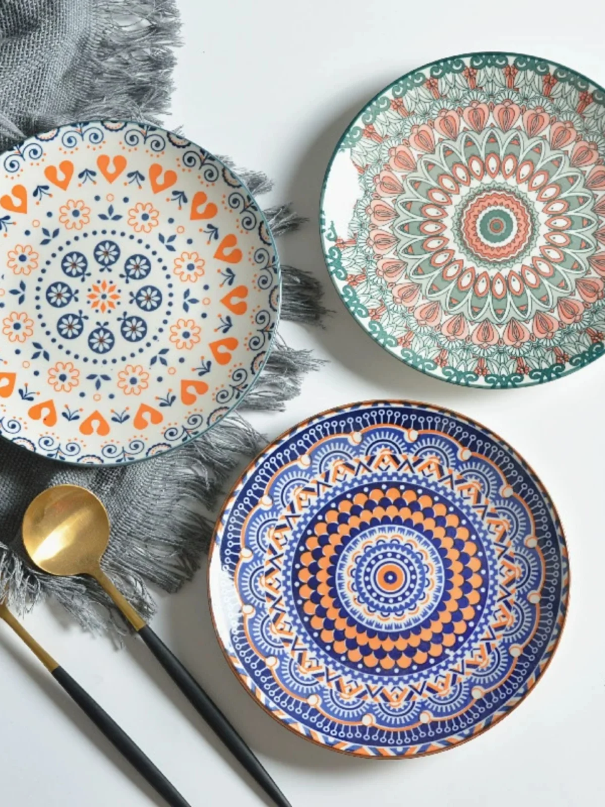 

7.5 Inch Circular Flat Plate Ceramic Plate Bohemian Style Underglaze Colored Porcelain Shallow Plate Cold Dish