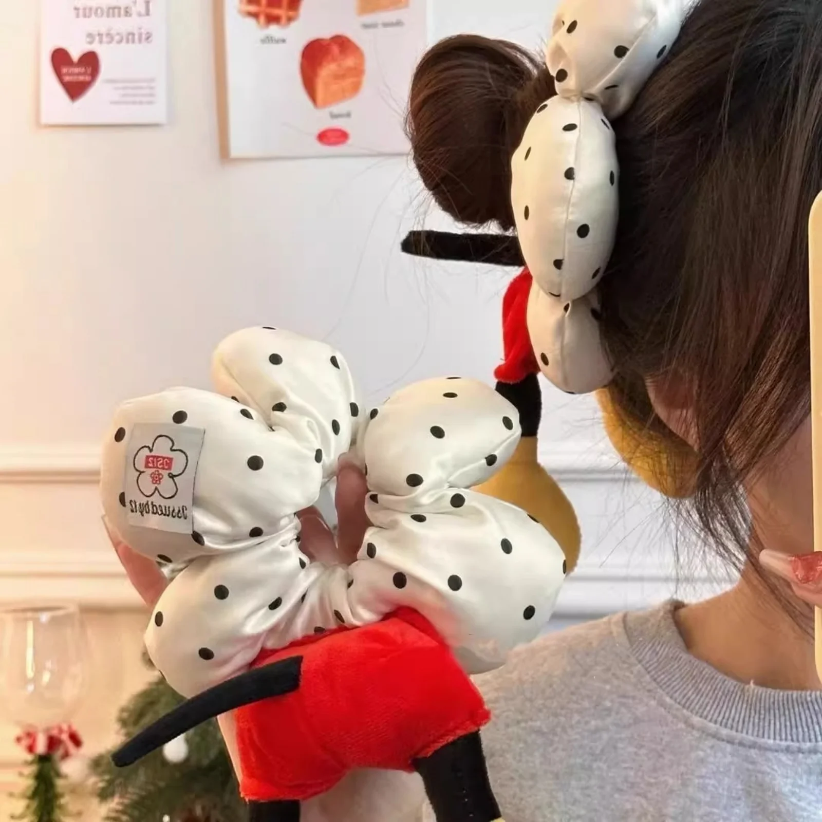 1 Stück niedlicher Cartoon-Puppen-Haargummi, gepunktete Blume – geformter Haargummi, lustiges und Kawaii-Haar-Accessoire für Mädchen – Detail 6