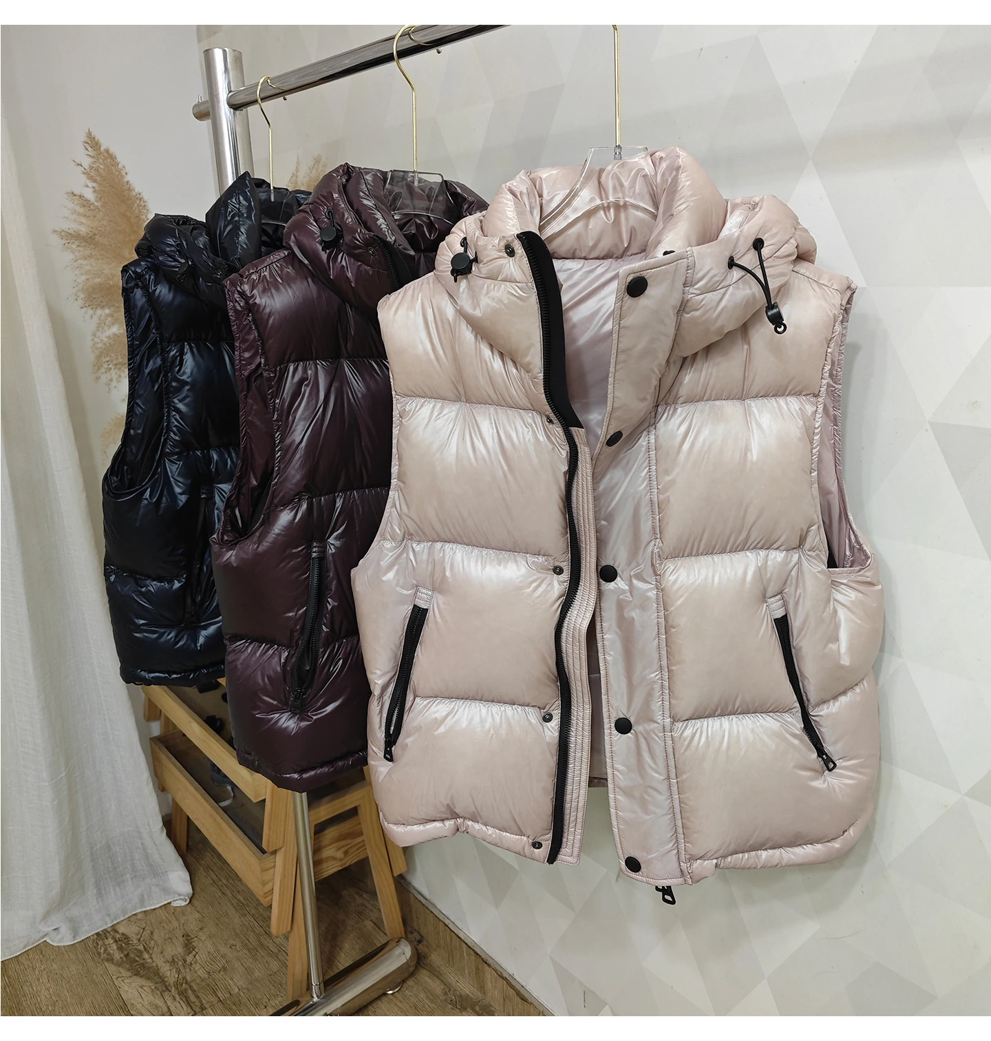 النمط الأوروبي قصيرة مقنعين المرأة سترة منفوخة 2025 جديد سميكة الدافئة الشتاء سترات انفصال كم 2 في 1 أسفل سترة معطف