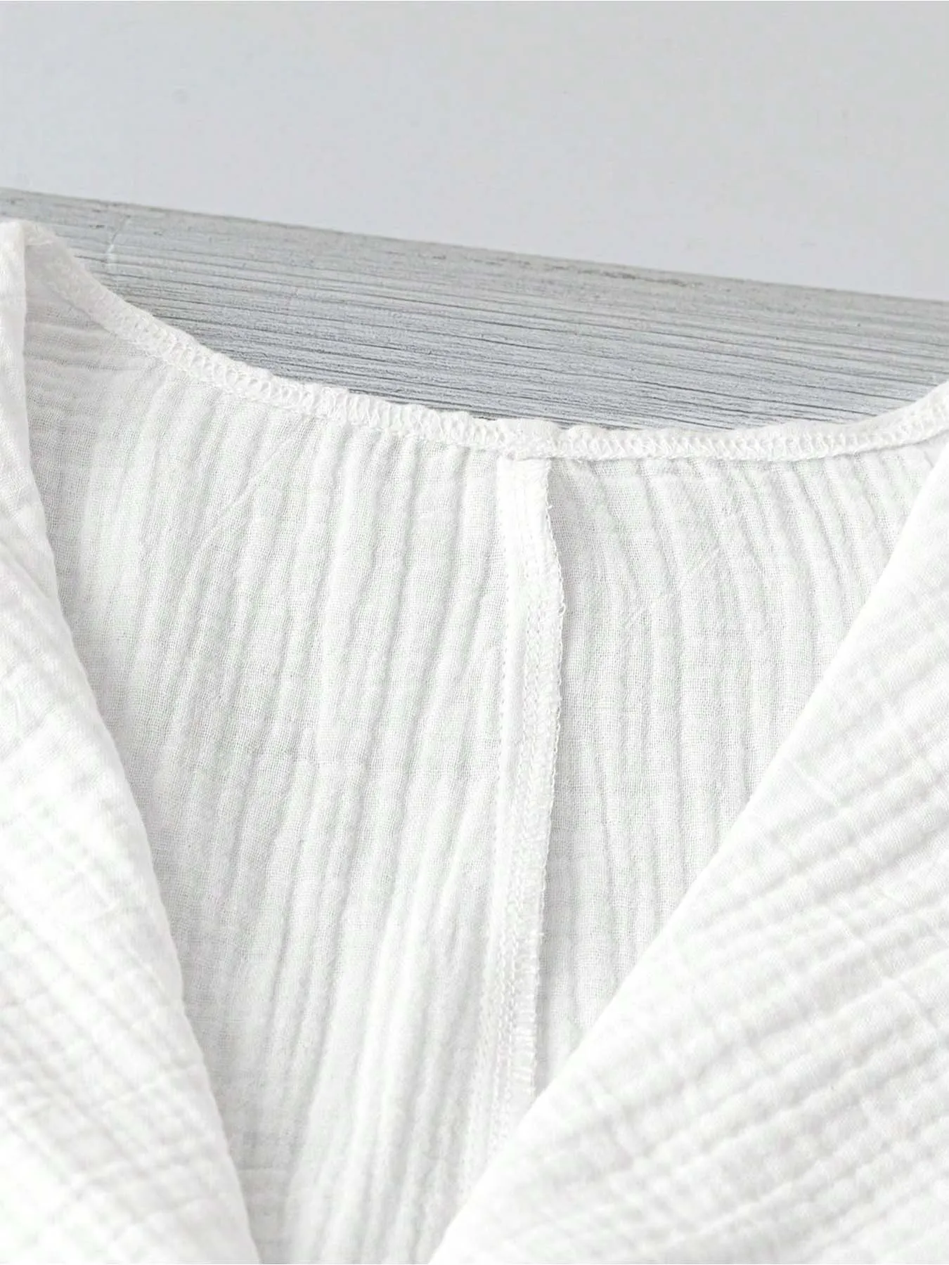 Damen-Oberteil aus 100 % Baumwolle mit Peter-Pan-Kragen und Knopfleiste – ein stilvolles, eng anliegendes Kurzarm-Oberteil mit frischer, lässiger Ausstrahlung – Detail 10
