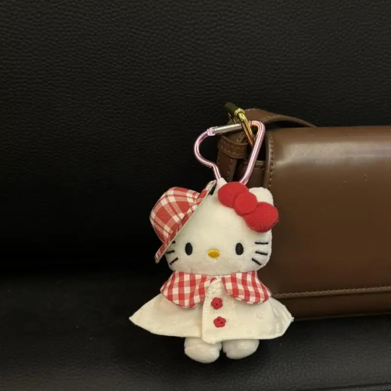 Urocza pluszowa zabawka Sanrio Hello Kitty z króliczkiem do przytulania, breloczek z płaszczem w kratę, dekoracja do plecaka, prezent urodzinowy dla dziewczynki na święta.