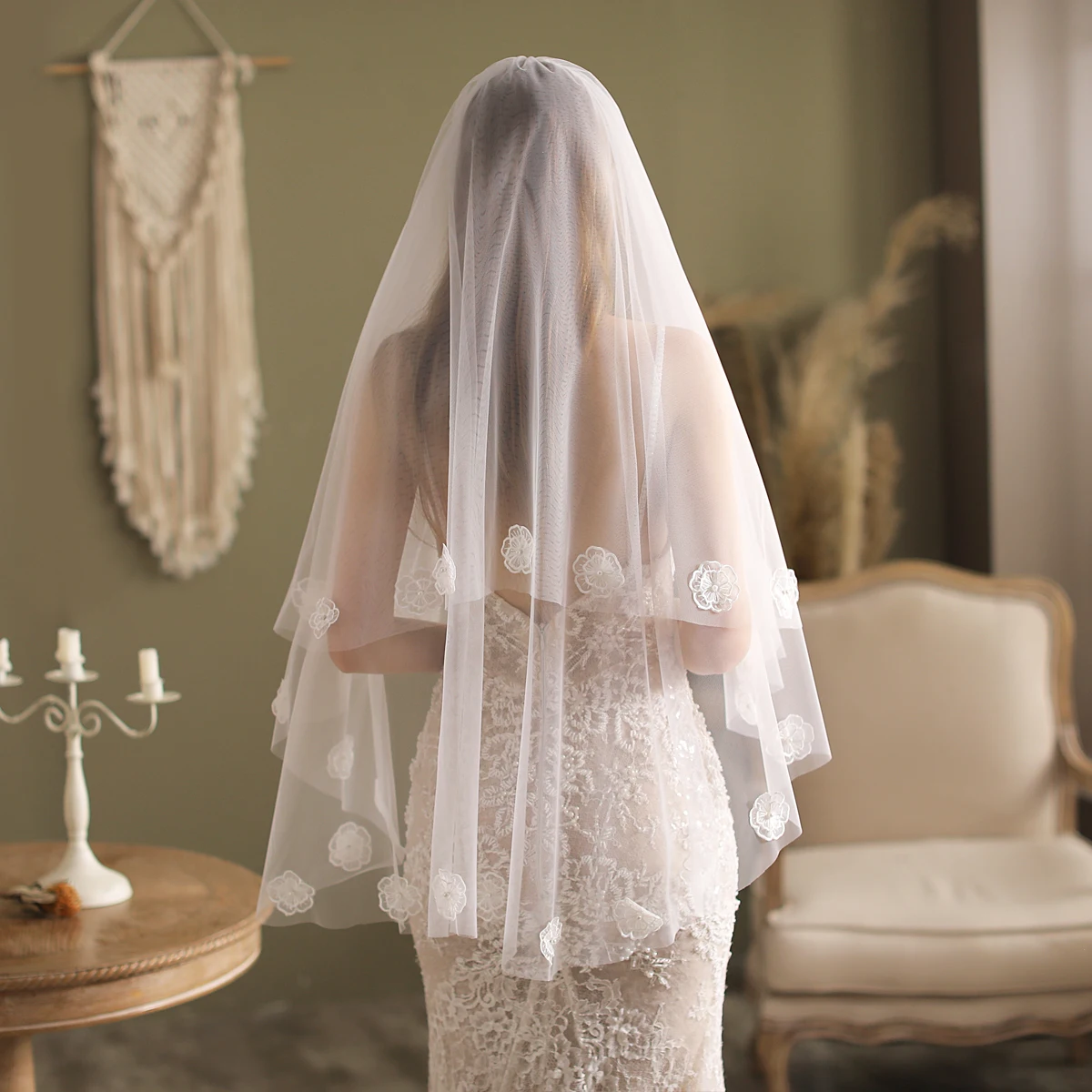 V816 Elegant White Wedding Bridal Veil Handmade Sewing Lace Flowers Soft Tulle Brides to Be Veil with Hair Comb