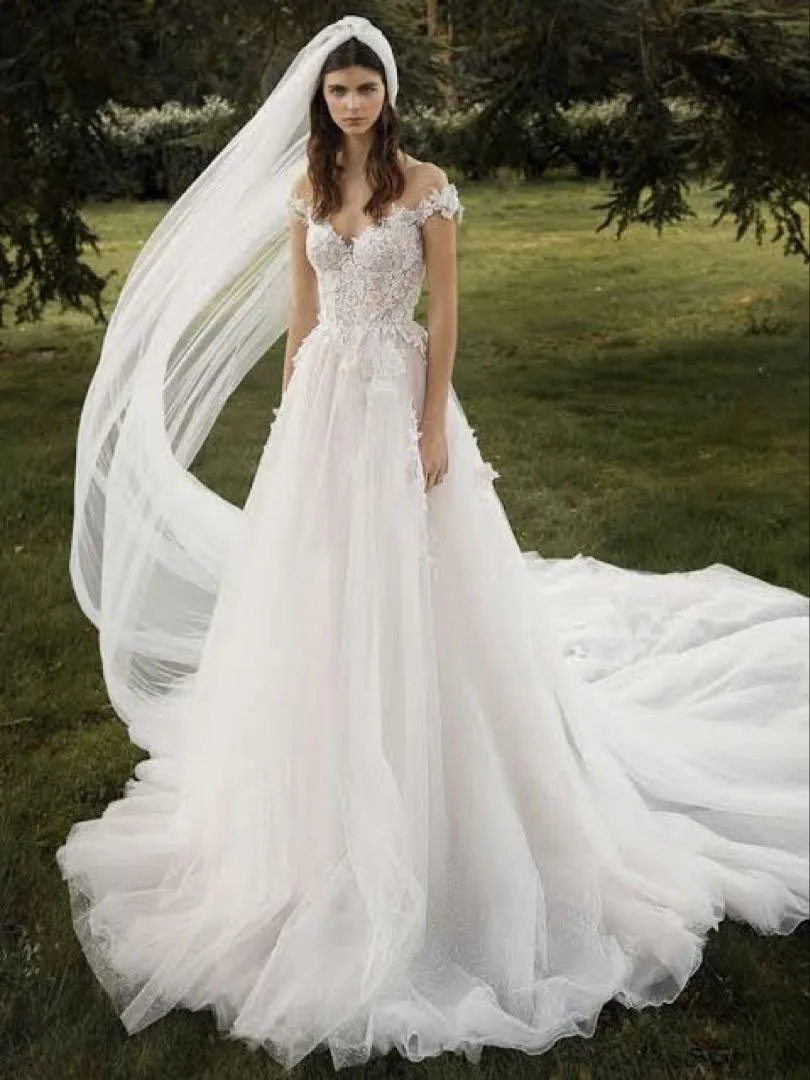 

Customized 2026 Women's Vestido De Novia Off Shoulder Lace Decal Decoration With Large Skirt Hem And Ruffle Design Wedding Dress