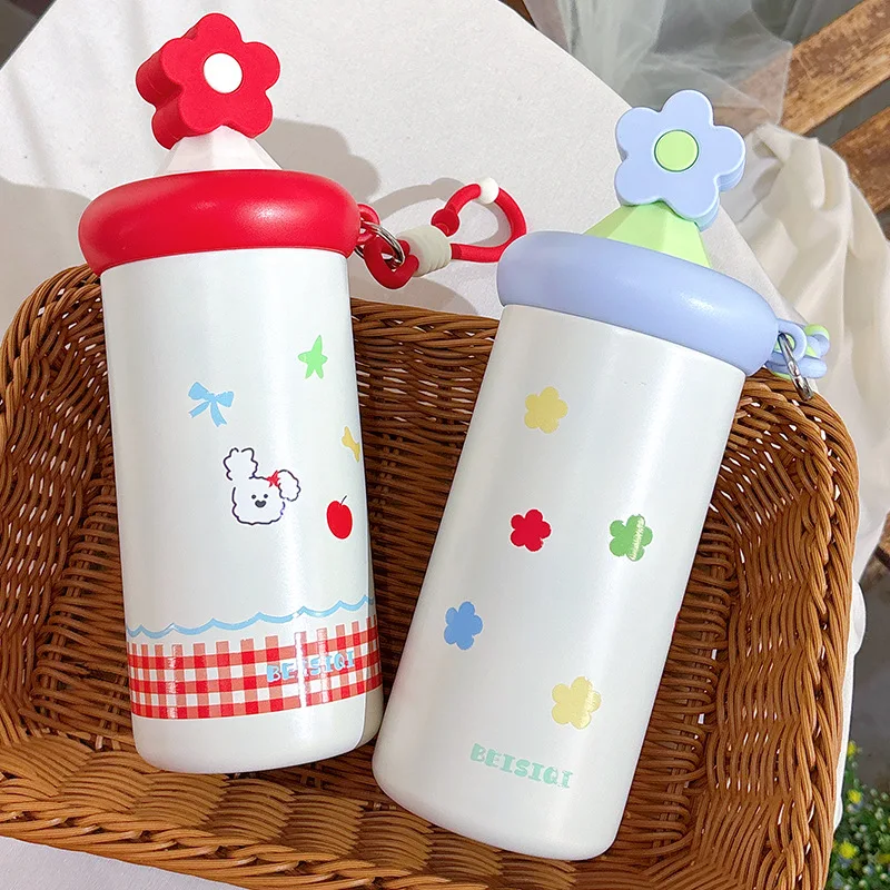 Tragbarer, isolierter Wasserbecher aus Stahl für Mädchen mit Strohhalm und bedrucktem Griff. Hochästhetisches tragbares Trinkgeschirr