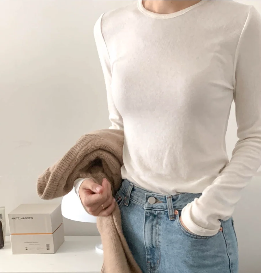 Dopasowany T-shirt z okrągłym dekoltem, długi rękaw, podstawowa warstwa bazowa, damski, casualowy, wygodny materiał, idealny na jesień.