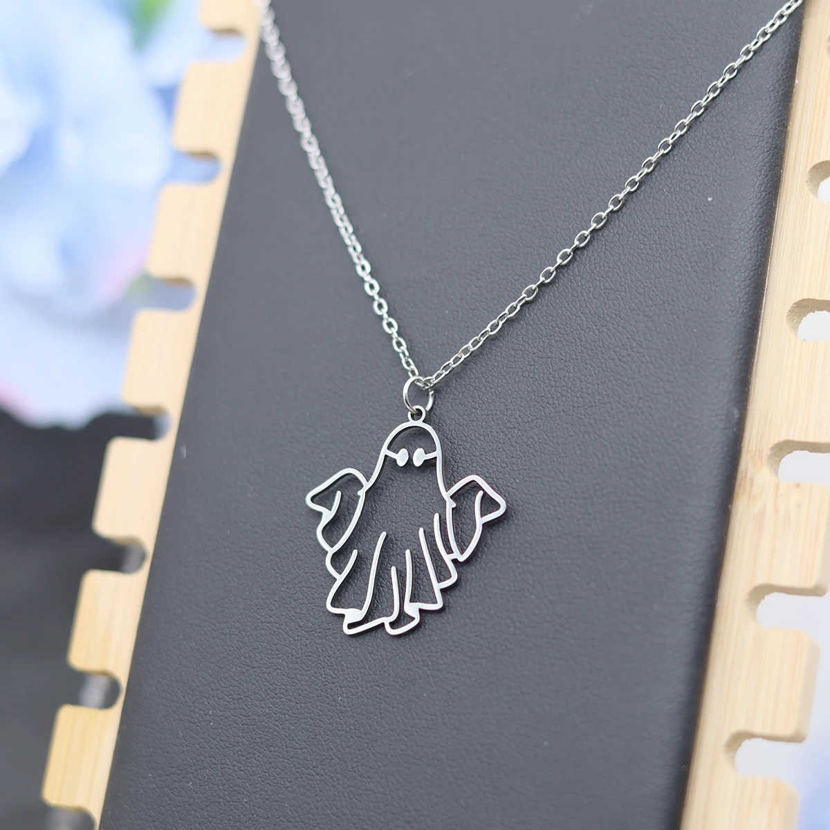 Kinitial Collana con ciondolo a forma di fantasma in acciaio inossidabile alla moda per donne e uomini Gioielli in stile giocoso di Halloween