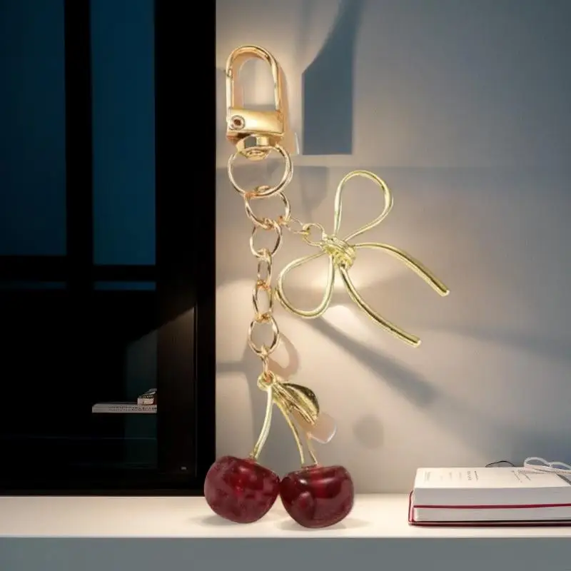 Kirsch-Schleifen-Schlüsselanhänger, goldfarben, mit rotem Kirsch-Anhänger, Taschenanhänger, Schlüsselring für Damen und Mädchen, süßer Handtaschen-Anhänger, Schmuck-Accessoire, Geschenk – Detail 5