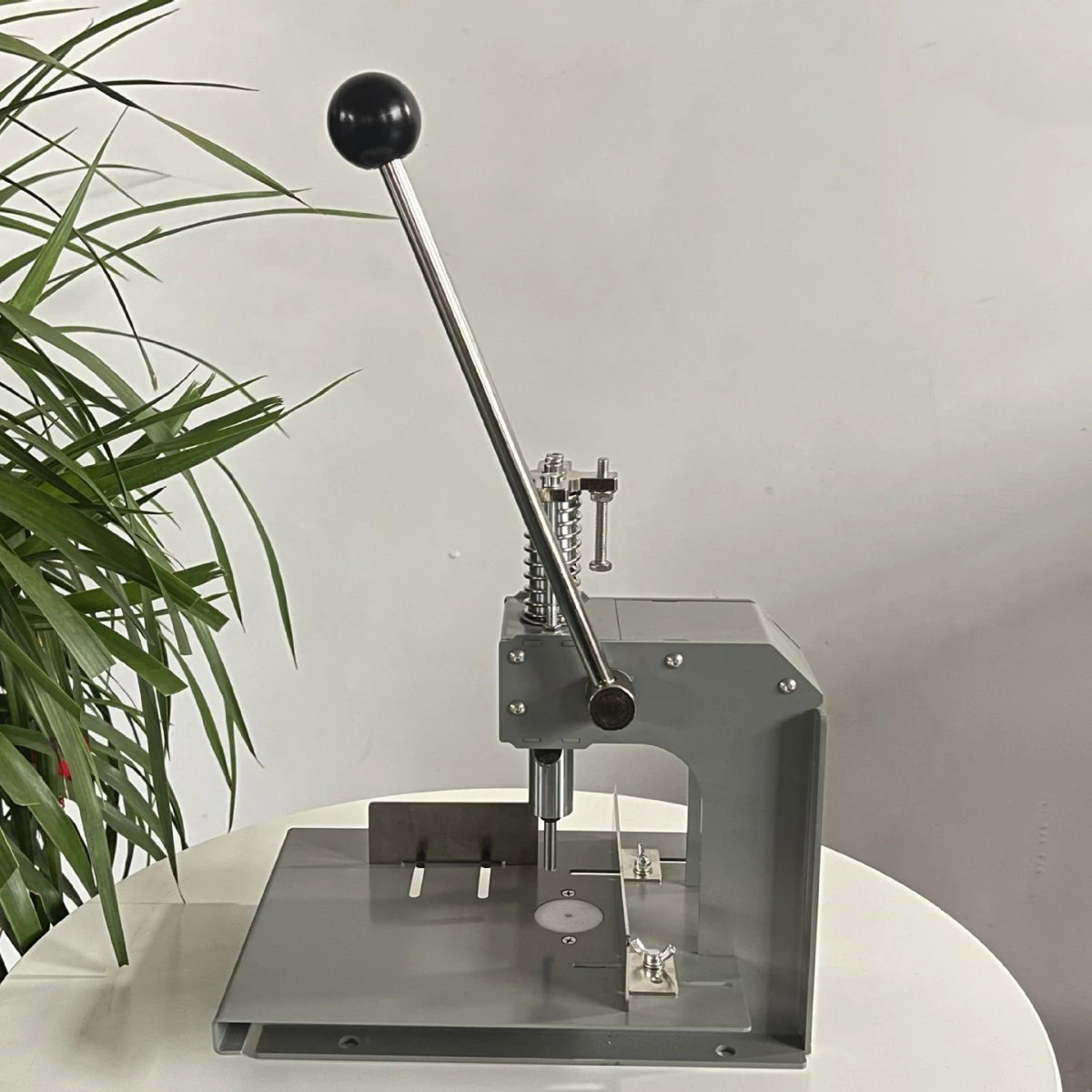 Manual hole punch, label hole punch, non-woven single hole punch, leather pressed woven plastic film bag, paper.