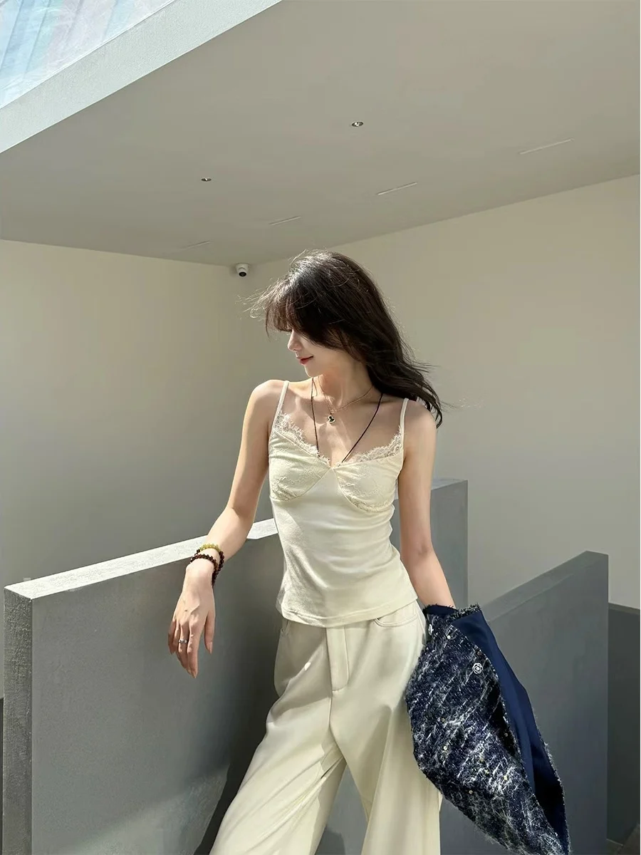 

Романтический топ-майка с кружевными вставками Lin Zhiu, без бретелек, с V-образным вырезом, женская нижняя одежда, тонкая, стандартная модель, осенняя коллекция.