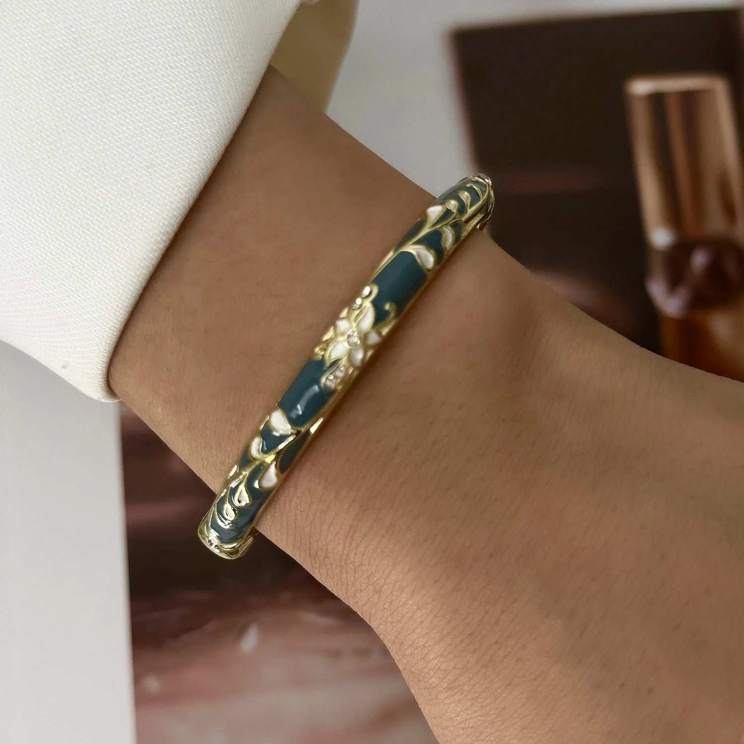 Klassische Blumen-Geometrie Emaille-Armreifen für Frauen, Ethno-Stil Cloisonné Stapelarmband, Trendiger Goldfarbener Metallschmuck – Detail 4