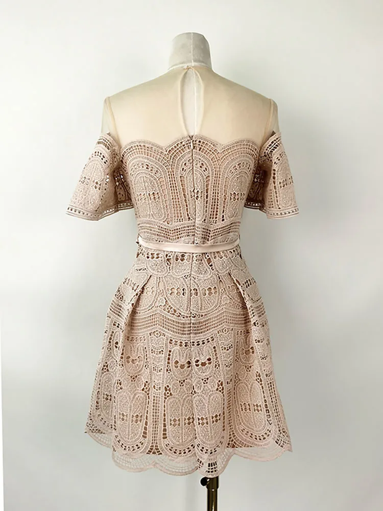 DEAT Elegant Dress Gauze Hollow Out Belt Patchwork Lace Embroider Pleated Women\'s Party Dresses 2024 Summer New Fashion 13DB4765