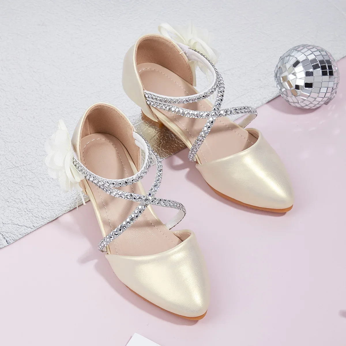 

2023 летние новые модные туфли принцессы с цветочным узором для девочек, детские сандалии с кристаллами, детские туфли на высоком каблуке с острым носком