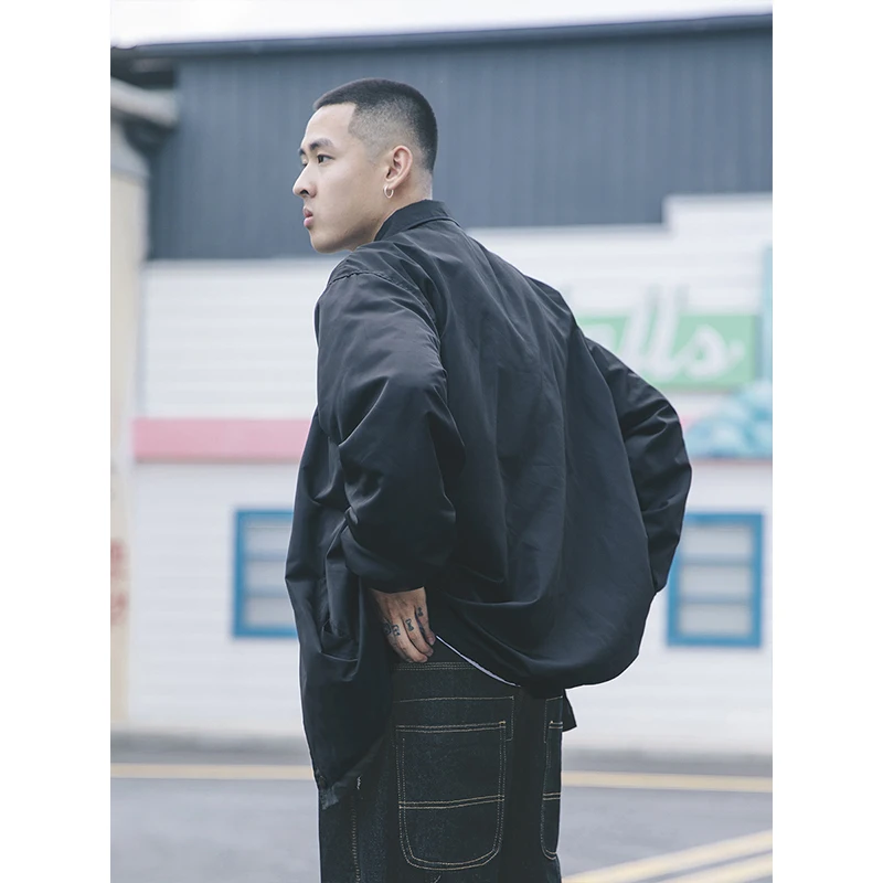 سترة هيب هوب من النايلون ملابس الشارع باللون الأسود العادي سترة كلاسيكية مقاومة للماء مموهة وخفيفة الوزن كبيرة الحجم للرجال