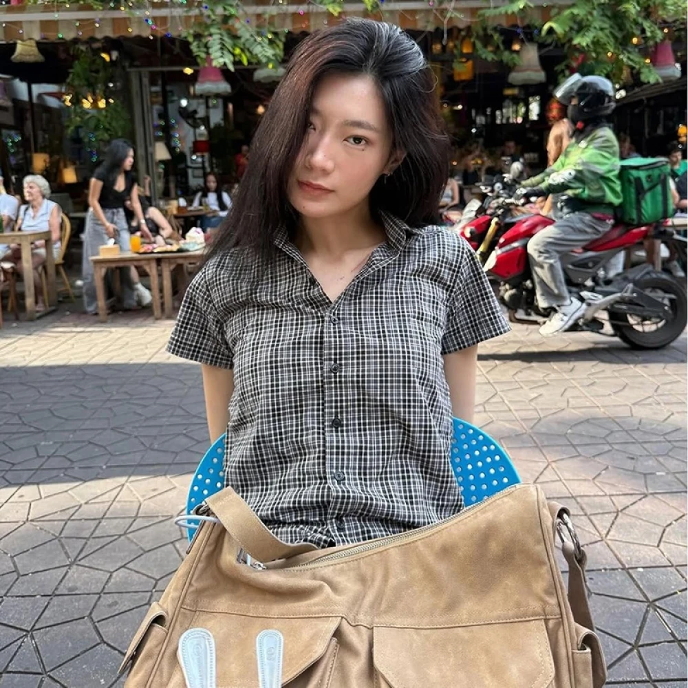 SylCue Camisa xadrez patchwork feminina, gola polo, manga curta, moda casual de rua, estilo versátil, tops clássicos