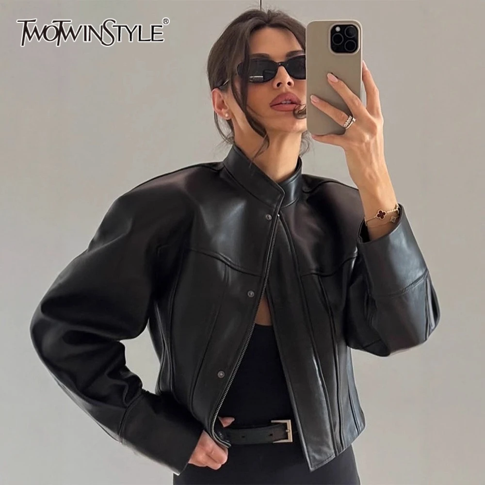 

TWOTWINSTYLE уличная черная короткая куртка для женщин с воротником-стойкой и длинными рукавами в стиле пэчворк на молнии, куртка из искусственной кожи, женская одежда