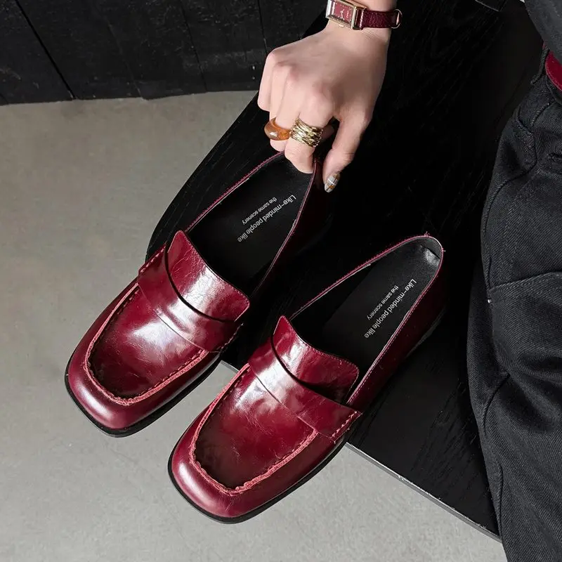 Morazora Damen Leder Loafer C63a, Draufsicht, die die quadratische Zehenpartie und die Nahtdetails zeigt.