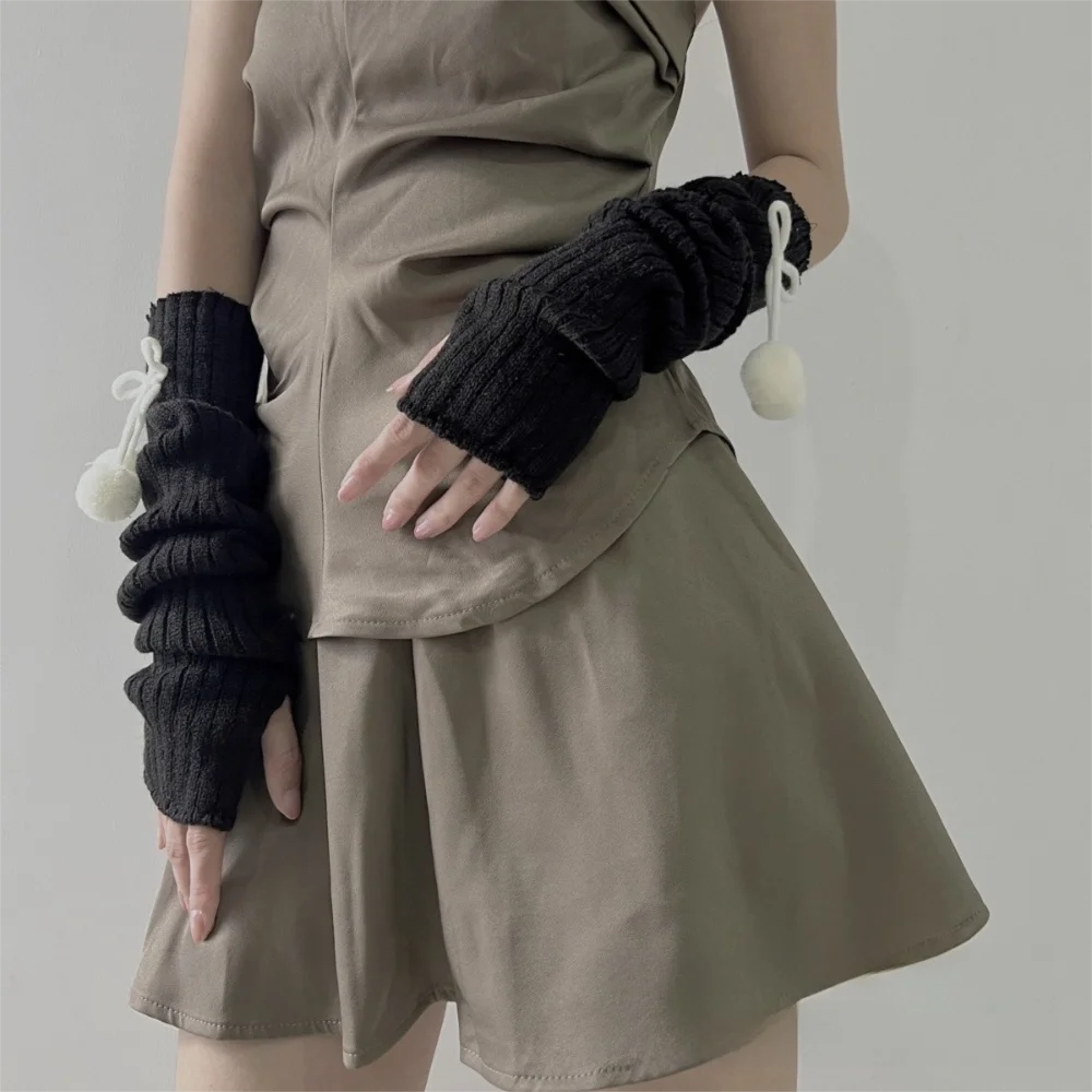 Guanti scaldamuscoli lunghi alla moda Guanti senza dita lavorati a maglia con maniche calde a prova di freddo con palline pelose carine da donna