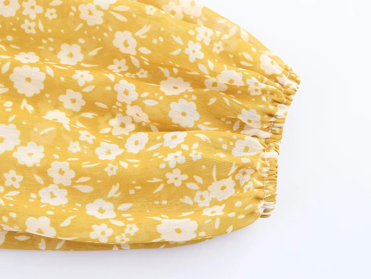 Vestido de mujer estilo resort de otoño 2025: vestido de playa de manga larga con cuello levantado y estampado floral bohemio de gasa de un solo pecho