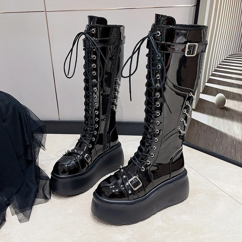 Plateau-hohe Stiefel, modisch, runde Zehenpartie, Schnürung vorne, seitlicher Zug, Nieten, Metallschnalle, rutschfeste Einzelstiefel