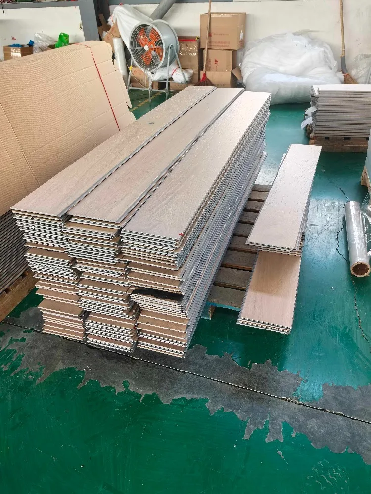 نسخة مخصصة من أرضية خشبية من الفينيل، أرضية مركبة WSPC متشابكة داخلية مقاومة للماء وصديقة للبيئة