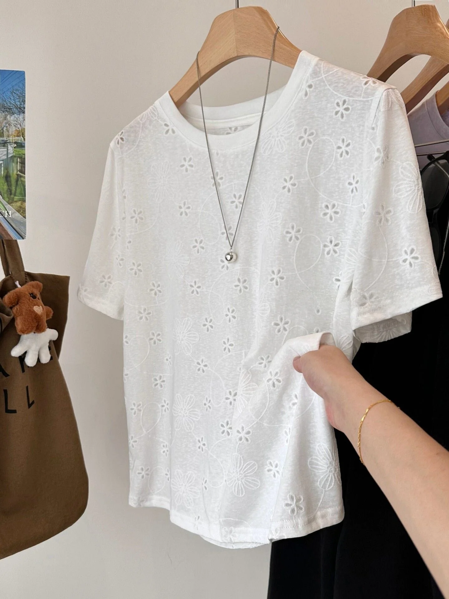 

Large Size Women's T-Shirt Embroidered Flower Hollow Short Sleeve Summer Loose Fit Style Korean Version Breathable Skin...
