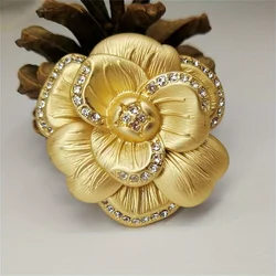 Fine Jewellery Vintage Gold Leaf Camellia Flower with Gemstone Ladies Brooch Banquet Dress Suit Pin Corsage Decoration
