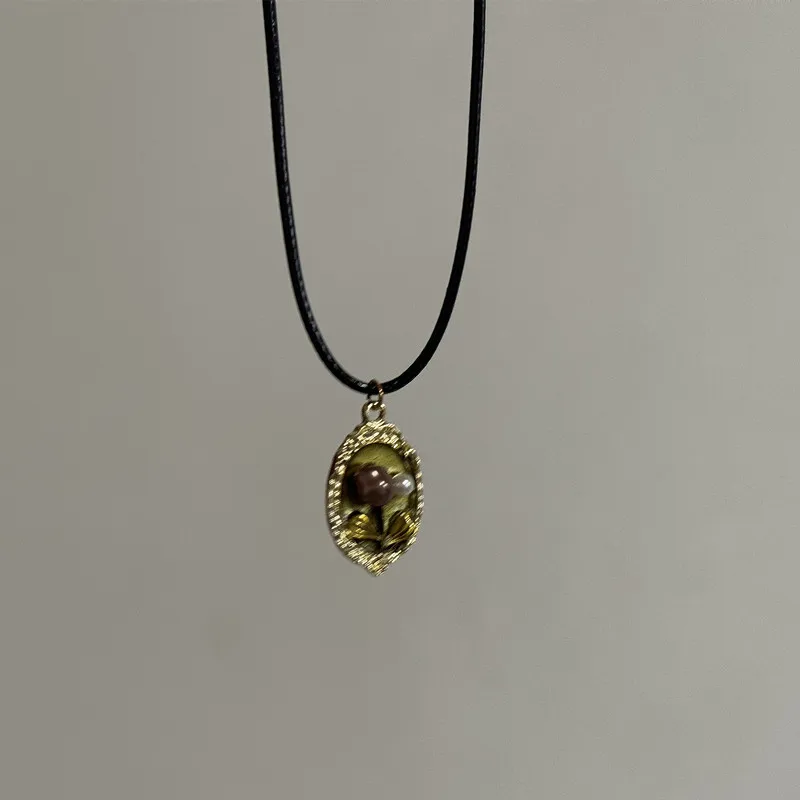 

2026 Vintage Drip Oil Flower Sun Pendant Necklace Leather Rope