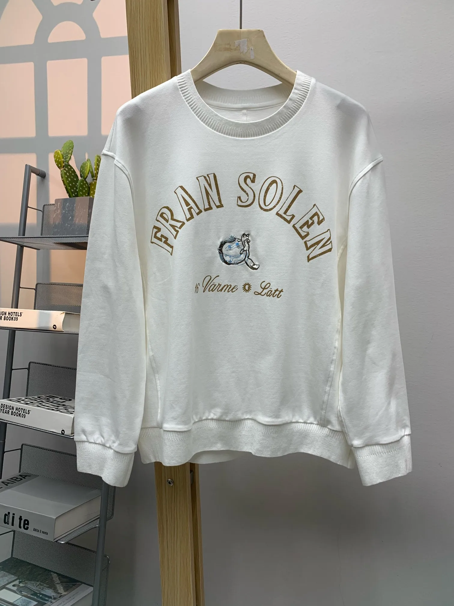 Miękki, wygodny, koreański sweter z okrągłym dekoltem, casualowy, uniwersalny, luźny krój, wyszczuplający, przyjazny dla skóry, modny, nowy na jesień...