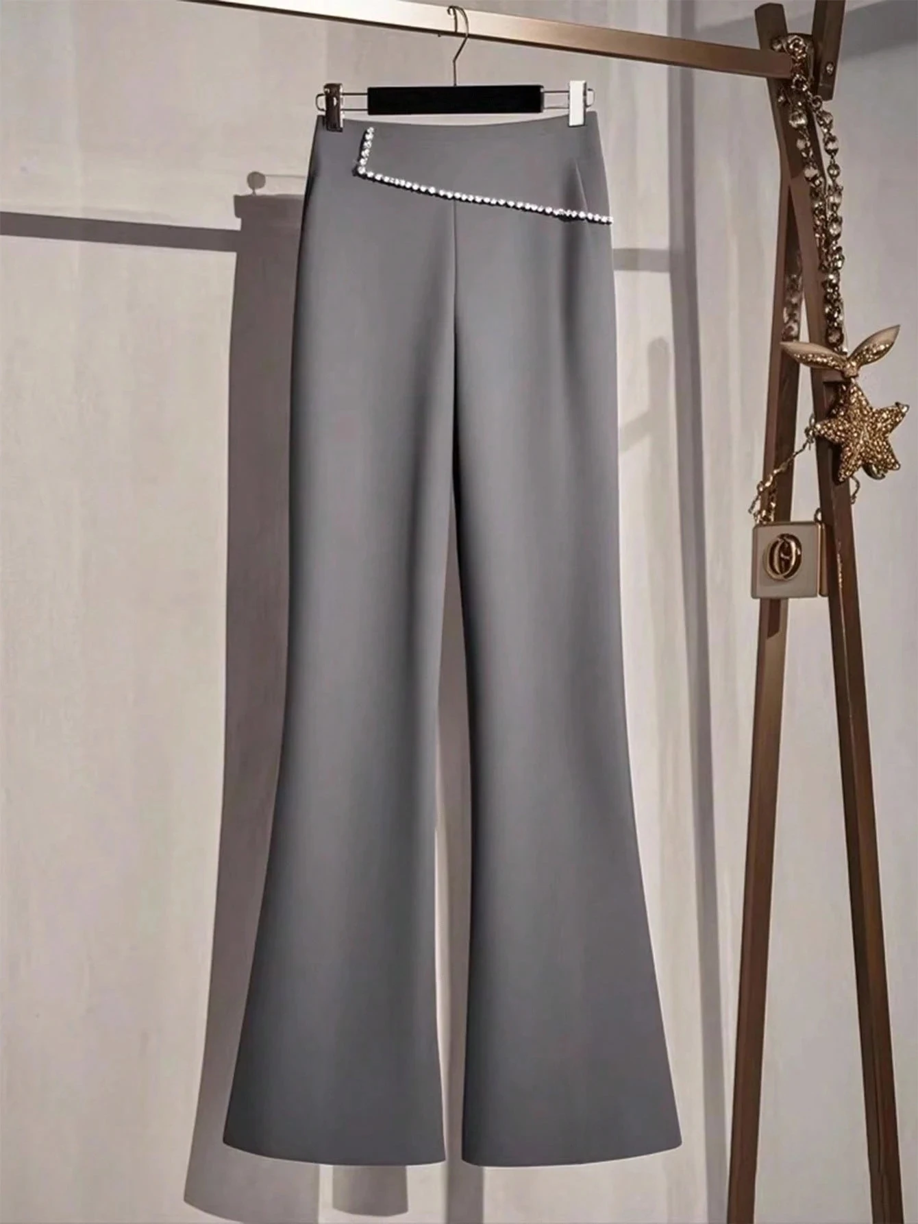 

Женские серые брюки-клеш с высокой талией | Новые брюки-клеш с жемчужным декором, драпировкой и эффектом стройности, универсальные для офиса