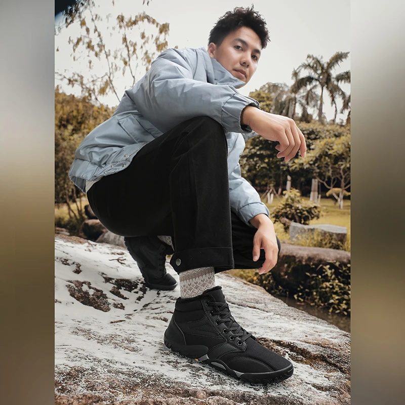 

Мужские походные ботинки с широким носком обеспечивают достаточное пространство для ног, антискользящие, обеспечивают свободу движения в горах и на отдыхе.