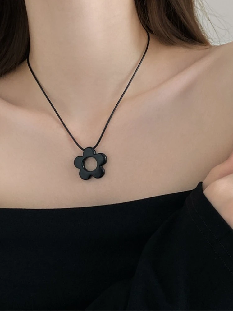 New Korean Version Simple Flower Pendant Long Rope Necklace Women Niche Fashion Adjustable Sweater Chain Jewelry Accessories