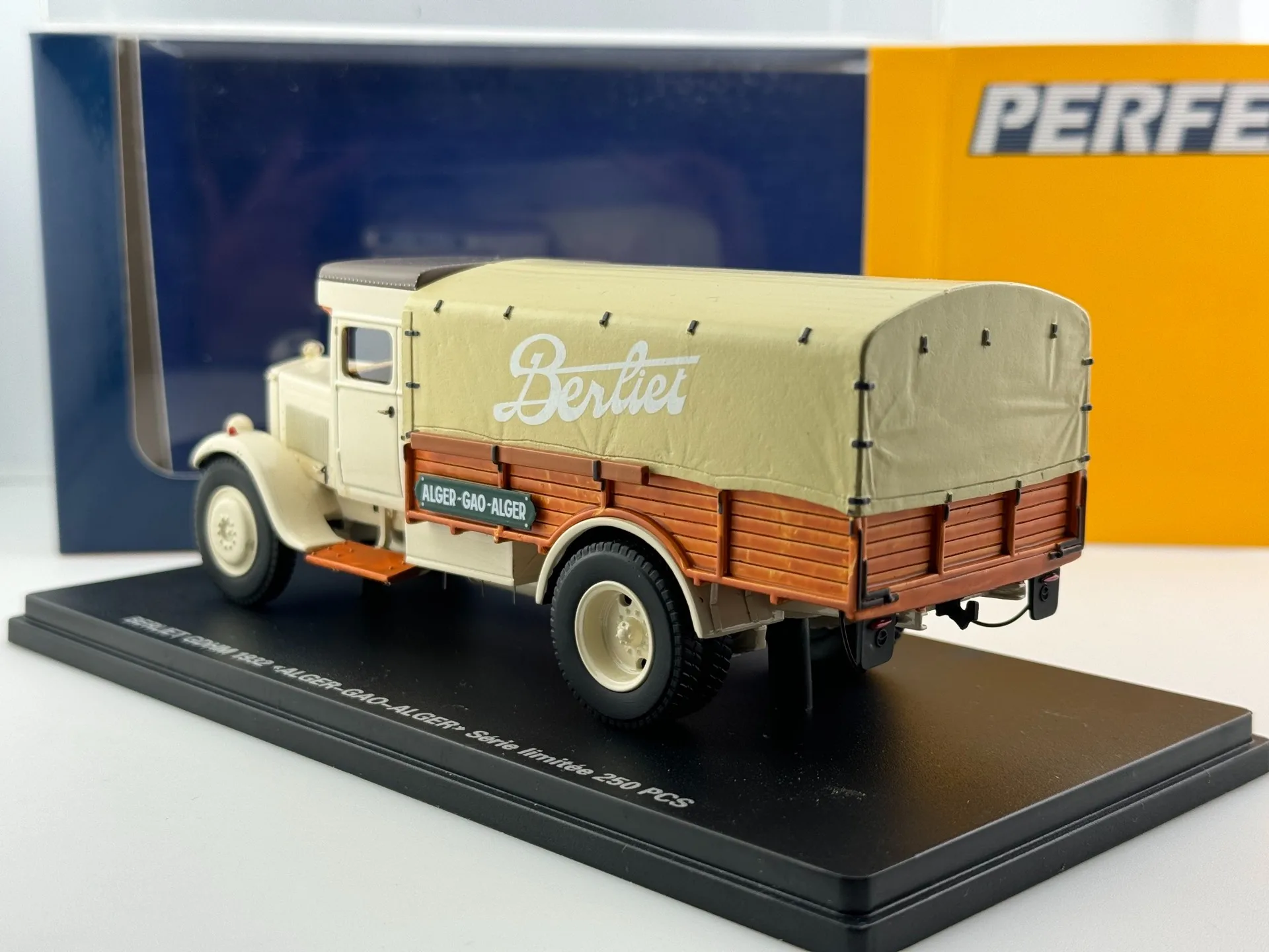 Modèle de voiture en résine moulé sous pression PERFEX, échelle 1/43, jouet de collection, cadeau, affichage Souvenir, ornement