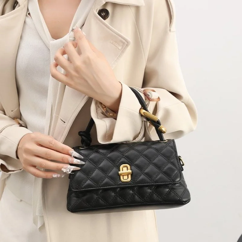 

Fashionable Women's Tote Bag Crafted From Leather Featuring Casual Simple Vintage And High-End Commuter Style​