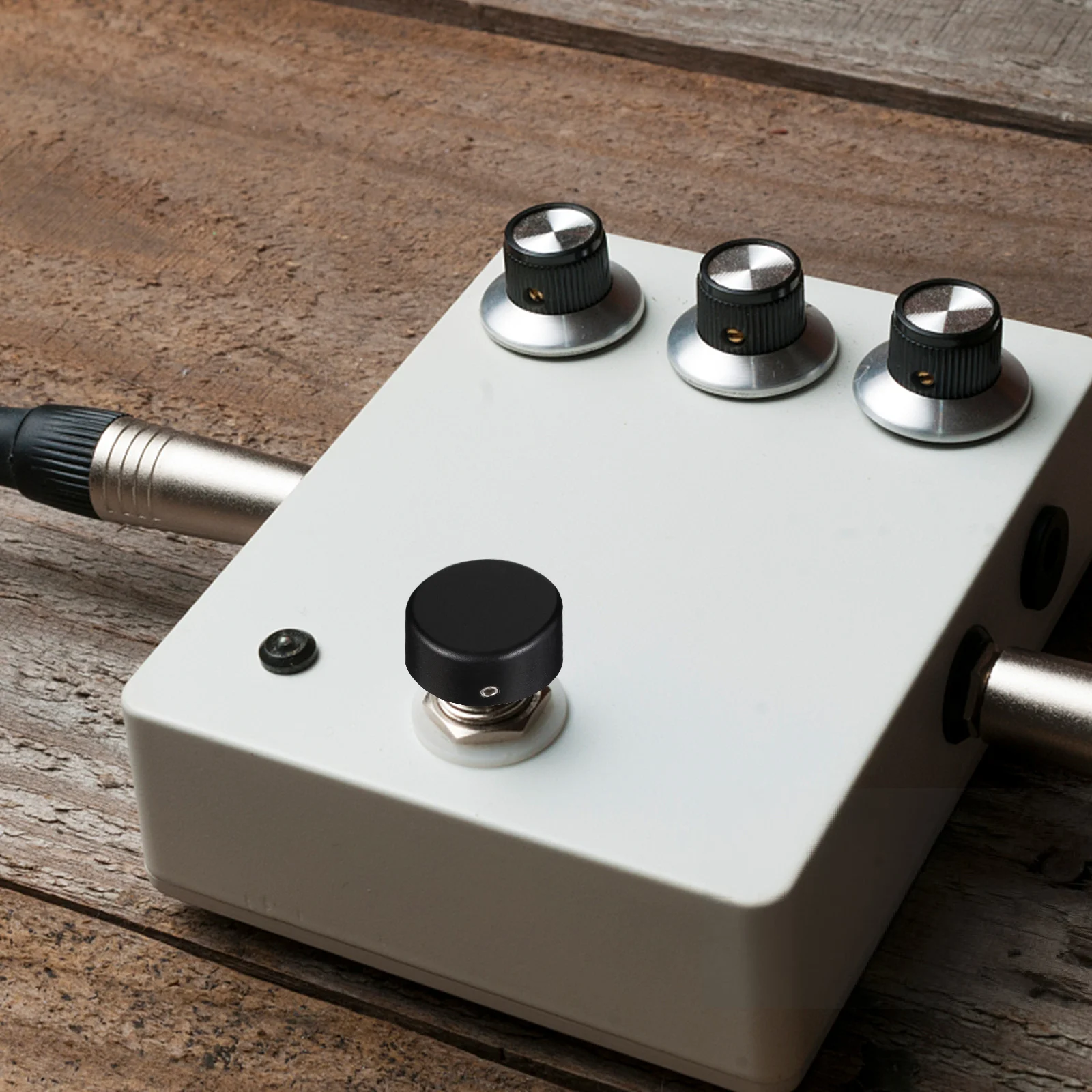 

4 Sets Pedal Footswitch Toppers Screws Aluminum Alloy Guitar Effect Pedal Protection Metal Button Rubber Pad Durable Glossy