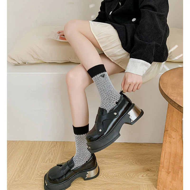 Calzini con lettera triangolare di personalità Calzini da donna in rete di cotone quattro stagioni Coreano Ins Tide Sport Tubo lungo color block